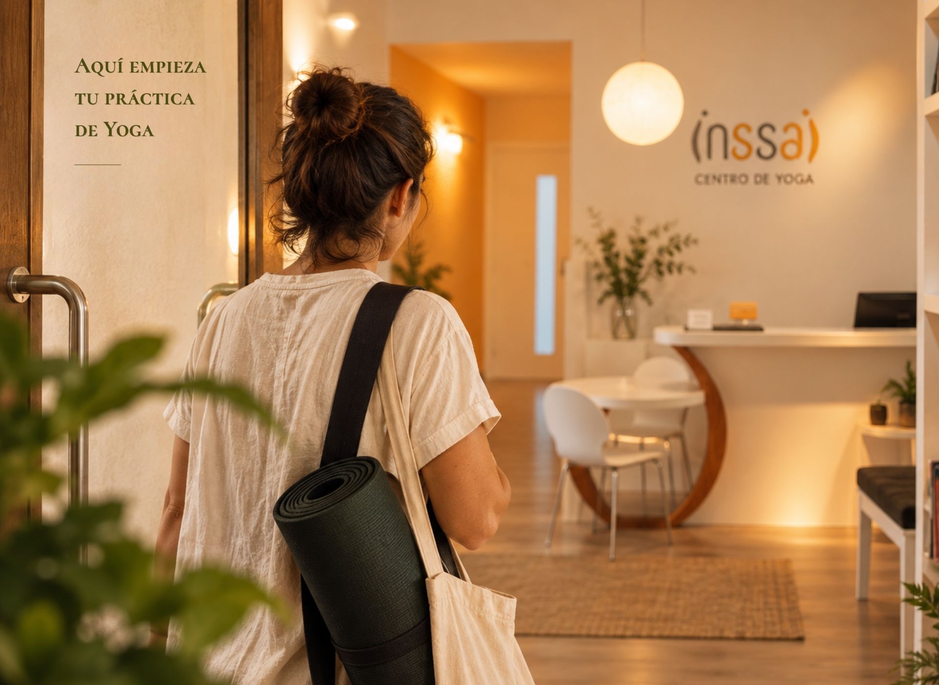 Persona llegando a INSSAI Centro de Yoga